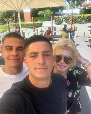 Lili Caneças Instagram - O meu querido neto @p_drocanecas e o seu bff @nicoagues são amigos desde que existem , o Nico vive agora em Pamplona, mas vem sempre passar férias a Cascais para ver os amigos e cumprir um ritual de toda a vida irmos almoçar ao restaurante que mais gostam o @mcdonalds de Birre e claro eu faço-lhes a vontade e fartamo-nos de rir🙋‍♀️