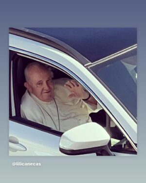 Lili Caneças Instagram - Faz hoje 1 ano sua santidade o Papa Francisco passou à porta da minha casa, abrandou o carro e abençoou-nos… nunca me senti tão feliz na minha longa vida, obrigada @carlos.carreiras que fez do impossível, possível 🙏