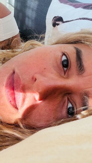 Liliana Almeida Instagram - O meu mês de Julho marcou o início de Agosto. 

Mês de por ação na tomada de decisão de voltar ao mar, ao sol, aos cheiros, aos meus abraços preferidos.
Estou de volta á minha terra, e por cá fico, com ou sem verão, é de cá onde tudo começará.
Gosto de recomeços e este é mais um.
Se estava preparada, não, preparei-me.
O meu terapeuta disse-me mantém tudo simples e não te esqueças de te sentir grata e é nessa simplicidade que quero viver e agradeço a Deus e a todos os que estiveram ao meu lado.

Até já Lisbonita!
Obrigada por me teres levado a reconhecer esta mulher por quem tenho imenso orgulho. 
Não vieste na mala, mas no coração, tenho tanto de ti…

Agradecimento especial 

@orangespace_self_storage foi mais fácil com vocês por perto. Gratidão 🙏🏾 

#boamiuda #caminho #vaidartudocerto #semmedodeviver#fitxacoragi#amandooprocesso #coragem