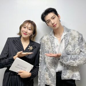 Lim La-la Instagram - 차은우님 팬콘서트 MC 하고왔어요💜
반겨준 아로하분들 고맙습니다😭
남편쪽보다 몸이 기울어진건
기분탓일고야...ㅋㅋㅋㅋㅋㅋㅋ
I just finished being the MC for Cha Eun-woo's fan concert💜
Thank you to the AROHA who welcomed me.😭
It's just your imagination that my body was leaning towards Eun-woo.

#엔조이커플 #enjoycouple #임라라 #손민수
#차은우 #팬미팅 #MC #fanconcert
#chaeunwoo #차은우 #mysteryelevator #MC라라
