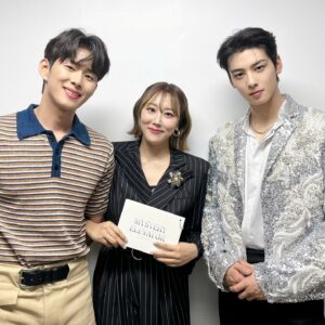 Lim La-la Instagram - 차은우님 팬콘서트 MC 하고왔어요💜
반겨준 아로하분들 고맙습니다😭
남편쪽보다 몸이 기울어진건
기분탓일고야...ㅋㅋㅋㅋㅋㅋㅋ
I just finished being the MC for Cha Eun-woo's fan concert💜
Thank you to the AROHA who welcomed me.😭
It's just your imagination that my body was leaning towards Eun-woo.

#엔조이커플 #enjoycouple #임라라 #손민수
#차은우 #팬미팅 #MC #fanconcert
#chaeunwoo #차은우 #mysteryelevator #MC라라