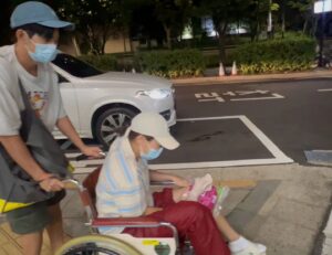 Lim La-la Instagram - 요즘 소식도 뜸하고 업로드도 늦었던 이유는 일주일 전 다른 촬영 중에 갑자기 무릎인대가 끊어졌어요..🥹😭

스개파 반응이 뜨거워서 바로 뭔가 더 해보고 싶은게 막 불타오르던 시기였는데ㅜㅜ 크게 다치는 바람에 급브레이크가 걸려서 멘탈 잡는 게 쉽지 않더라구요~

원래 인생이 내 맘대로 되지 않는다는 걸
알지만 왜 하필 지금?이라는 생각 때문에 잠시 슬펐지만 든든한 남편과
우리 회사 식구들 덕분에 다시 힘을 내어보고 있습니다😄

긍정적으로 생각하는 것밖엔 할 게 없어서 계속 좋게 생각했더니 아주 좋은 제안들도 많아져서 조만간 제가 위기를 기회로 꼭 만들어볼 테니 많은 응원 부탁드려요🙏 진짜 진심으로 아파보니 건강이 최고더라구요~~! 언제나 건강하세요 여러분❤️

마지막 사진은 와이프 다쳐서 속상해 우는 민뚴ㅋㅋㅋㅋ 

#엔조이커플 #임라라 #손민수 #인대파열 #스개파2 #커밍쑨