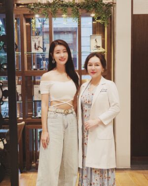 Lin Chenyi Instagram - 歲月總是很殘酷地在臉上留下來過的痕跡，從小就愛漂亮的我，只能想盡辦法讓自己的肌膚維持彈性，所以大概是從27歲開始，每年都會做音波保養，今年照慣例又來 #林蓓蕾醫師 打海芙音波啦！因為很喜歡林醫師要求自然的美感，技術也是快狠準，讓人很放心～而美無極的人員也很積極關心術後的狀況，服務也很貼心，真的會有一種賓至如歸的體驗👏🏻
唯一跟以往不同的是，這是我打的是海芙音波的新型機器 #海芙音波媚必提 （以前是 #第三代海芙音波）簡單說說～我覺得兩者的差異！
新的媚必提速度真的快很多很多，對於怕痛又愛美的人真的是一大福音！
再者，新的媚必提也多了新的圓周探頭，可以治療到更細緻的部位，跟以往打完的感受相比，眼周的緊實拉提有一種更精緻的感覺✨
最後就是我最喜歡的一點🥰海芙音波媚必提每一個深度都可以轉換模式，在肌膚每一個層次都可以做脂肪雕塑！！！
現在打完已經快三個月，上鏡的時候整個臉又變得立體起來
雖然音波療程現在已經很普及，除了要選擇適合自己的音波儀器之外，由專業又細心的醫師來分配發數我覺得是最重要的！！！

美無極美學診所 @timelessbeauty_ig 
海芙音波媚必提 @hifu_lifting