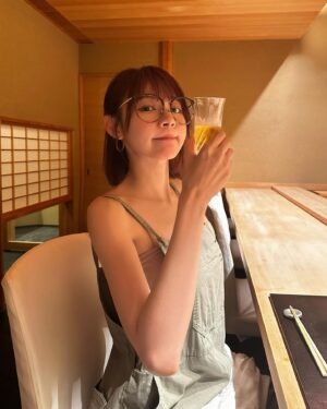 Lin Min-Chen Instagram - 約家人到北海道解暑 然後才發現這裡日日30度
☀️☀️☀️🍻🍻🍻

圖三美美的包包 @Valextra #Valextra #TheMilano