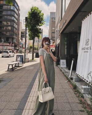 Lin Min-Chen Instagram - 約家人到北海道解暑 然後才發現這裡日日30度
☀️☀️☀️🍻🍻🍻

圖三美美的包包 @Valextra #Valextra #TheMilano
