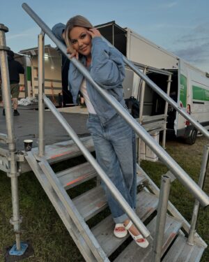 Lina Rafn Instagram - Nogen som rammer @smukfest i dag? Vi spiller Månen kl. 23… Bare.. Hvis nu det regner.. 🏕️