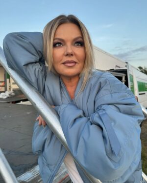 Lina Rafn Instagram - Nogen som rammer @smukfest i dag? Vi spiller Månen kl. 23… Bare.. Hvis nu det regner.. 🏕️