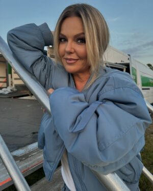 Lina Rafn Instagram - Nogen som rammer @smukfest i dag? Vi spiller Månen kl. 23… Bare.. Hvis nu det regner.. 🏕️