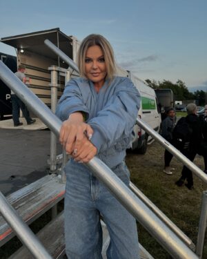 Lina Rafn Instagram - Nogen som rammer @smukfest i dag? Vi spiller Månen kl. 23… Bare.. Hvis nu det regner.. 🏕️