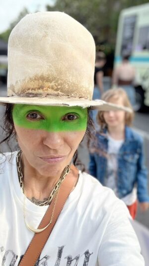 Linda Perry Instagram - Hangin’ on Tujunga! #thereallindaperry #streetfair