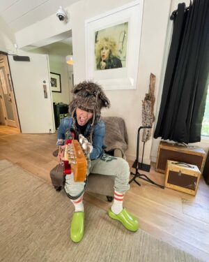 Linda Perry Instagram - Some bts of today’s shoot with @marvin_thebrand. He asked me to throw the shoe.. thanks @marvinjarrett