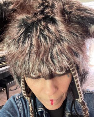 Linda Perry Instagram - Some bts of today’s shoot with @marvin_thebrand. He asked me to throw the shoe.. thanks @marvinjarrett
