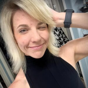 Lindsay Jones Instagram - THANK YOU SO MUCH to @skinterventionatx for this BEAUTIFUL brow transformation!!! ☺️☺️☺️ I’ve found my new aesthetician and if you’re in the Austin TX area, give them a visit! Mention my name for a discount on your appointment, too! 🖤 #womenownedbusiness