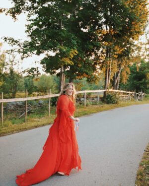 Linnea Henriksson Instagram - Älmhult!! Känslan när man såg den långa strömmen av folk som cyklade mot den nyuppfunna spelplatsen. Höbalarna som stod kvar som läktare, fyllda av det långa gräset som klippts ner för att kunna ta emot oss alla. Det va så himla fint, allting. Mamman, pappan, kompisen, morfarn, kollegan, systern, grannen, ungen. Tack för vi fick spela mitt i ert hemma!

📸: @majkenskarvad