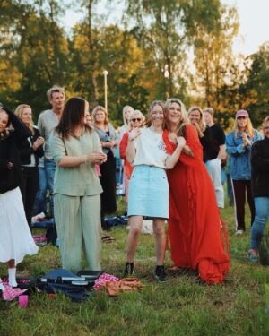 Linnea Henriksson Instagram - Älmhult!! Känslan när man såg den långa strömmen av folk som cyklade mot den nyuppfunna spelplatsen. Höbalarna som stod kvar som läktare, fyllda av det långa gräset som klippts ner för att kunna ta emot oss alla. Det va så himla fint, allting. Mamman, pappan, kompisen, morfarn, kollegan, systern, grannen, ungen. Tack för vi fick spela mitt i ert hemma!

📸: @majkenskarvad