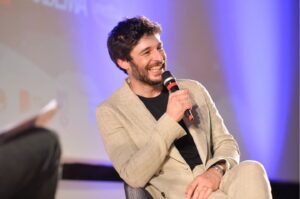 Lino Guanciale Instagram - Caro @giffoni_experience 
non ero mai stato vostro ospite, pur avendo provato tante volte in questi anni a trovare un incastro di calendario. Ieri, finalmente, ce l'abbiamo fatta, e ho avuto conferma del mio presentimento. Mi aspettavo un'esperienza straordinaria di contatto con le nuove o nuovissime generazioni, mi aspettavo domande intelligenti e visi trasparenti e gentili, mi aspettavo un entusiasmo genuino e contagioso e non solo ho trovato tutto questo, ma molto di più.

Ho trovato una risposta fortissima a tutti e tutte coloro che parlano, spesso senza esperienza diretta, di super individualismo giovanile e di solitudini adolescenziali senza rimedio: mi è arrivato forte e chiaro quanto i ragazzi e le ragazze di oggi non solo abbiano un forte desiderio di "comunità", ma soprattutto riescano, quando gliene viene data la possibilità, a insegnare a noi adulti come ESSERE DAVVERO COMUNITÀ.

Ho imparato moltissimo in un solo giorno da voi, ragazze e ragazzi. Quindi, caro @giffoni_experience , spero tanto che mi vogliate prestissimo di nuovo da voi.

Bisogna stare là dove si respira aria buona.

Con ammirazione e amore 

Lino Guanciale

P.S. mi scuso con un ragazzo che ieri, in sala, era troppo lontano da me perché riuscissi a firmargli l'autografo che desiderava. Ho provato a chiedergli di raggiungermi all'uscita chiamandolo "ragazzo con gli occhiali", non conoscendone il nome, ma non mi ha sentito. Spero di riuscire a "rimediare" presto.

P.P.S.S. @moonriver_al grazie per esserci più che sempre
