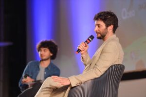 Lino Guanciale Instagram - Caro @giffoni_experience 
non ero mai stato vostro ospite, pur avendo provato tante volte in questi anni a trovare un incastro di calendario. Ieri, finalmente, ce l'abbiamo fatta, e ho avuto conferma del mio presentimento. Mi aspettavo un'esperienza straordinaria di contatto con le nuove o nuovissime generazioni, mi aspettavo domande intelligenti e visi trasparenti e gentili, mi aspettavo un entusiasmo genuino e contagioso e non solo ho trovato tutto questo, ma molto di più.

Ho trovato una risposta fortissima a tutti e tutte coloro che parlano, spesso senza esperienza diretta, di super individualismo giovanile e di solitudini adolescenziali senza rimedio: mi è arrivato forte e chiaro quanto i ragazzi e le ragazze di oggi non solo abbiano un forte desiderio di "comunità", ma soprattutto riescano, quando gliene viene data la possibilità, a insegnare a noi adulti come ESSERE DAVVERO COMUNITÀ.

Ho imparato moltissimo in un solo giorno da voi, ragazze e ragazzi. Quindi, caro @giffoni_experience , spero tanto che mi vogliate prestissimo di nuovo da voi.

Bisogna stare là dove si respira aria buona.

Con ammirazione e amore 

Lino Guanciale

P.S. mi scuso con un ragazzo che ieri, in sala, era troppo lontano da me perché riuscissi a firmargli l'autografo che desiderava. Ho provato a chiedergli di raggiungermi all'uscita chiamandolo "ragazzo con gli occhiali", non conoscendone il nome, ma non mi ha sentito. Spero di riuscire a "rimediare" presto.

P.P.S.S. @moonriver_al grazie per esserci più che sempre