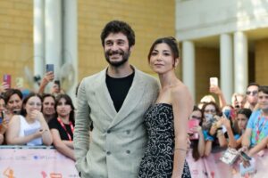 Lino Guanciale Instagram - Caro @giffoni_experience 
non ero mai stato vostro ospite, pur avendo provato tante volte in questi anni a trovare un incastro di calendario. Ieri, finalmente, ce l'abbiamo fatta, e ho avuto conferma del mio presentimento. Mi aspettavo un'esperienza straordinaria di contatto con le nuove o nuovissime generazioni, mi aspettavo domande intelligenti e visi trasparenti e gentili, mi aspettavo un entusiasmo genuino e contagioso e non solo ho trovato tutto questo, ma molto di più.

Ho trovato una risposta fortissima a tutti e tutte coloro che parlano, spesso senza esperienza diretta, di super individualismo giovanile e di solitudini adolescenziali senza rimedio: mi è arrivato forte e chiaro quanto i ragazzi e le ragazze di oggi non solo abbiano un forte desiderio di "comunità", ma soprattutto riescano, quando gliene viene data la possibilità, a insegnare a noi adulti come ESSERE DAVVERO COMUNITÀ.

Ho imparato moltissimo in un solo giorno da voi, ragazze e ragazzi. Quindi, caro @giffoni_experience , spero tanto che mi vogliate prestissimo di nuovo da voi.

Bisogna stare là dove si respira aria buona.

Con ammirazione e amore 

Lino Guanciale

P.S. mi scuso con un ragazzo che ieri, in sala, era troppo lontano da me perché riuscissi a firmargli l'autografo che desiderava. Ho provato a chiedergli di raggiungermi all'uscita chiamandolo "ragazzo con gli occhiali", non conoscendone il nome, ma non mi ha sentito. Spero di riuscire a "rimediare" presto.

P.P.S.S. @moonriver_al grazie per esserci più che sempre