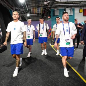 Lionel Messi Instagram - Se terminó la Copa América y lo primero que quiero es agradecer a todos por los mensajes y saludos. Estoy bien, gracias a Dios, y ojalá pueda estar pronto en la cancha de nuevo disfrutando de lo que más me gusta hacer. Estoy felíz, mucho, sobre todo porque logramos el objetivo que teníamos y Fide nos deja pero con otra Copa más. Los más grandes, como él, Ota o yo, lo vivimos con especial emoción, con otros compañeros que ya llevan varios torneos y suman su experiencia también, y con una camada de jóvenes que lo dan todo en cada pelota. Somos un equipo y también una familia, un grupo espectacular.

Gracias a todos los que nos estuvieron apoyando, esta Selección tiene mucho presente y mucho futuro también. ¡Vamos Argentina carajoooo! 🇦🇷🙌🏆🏆