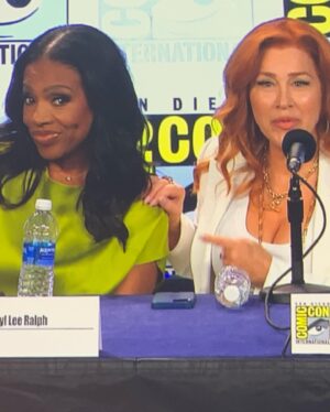 Lisa Ann Walter Instagram - This is ONE day at @comic_con 
Dream come true. 
.
Multi looks - @miss_kellyjohnson 
Hair - @dvohair 
.
Panel Look:
Jacket @reiss 
Pants @sanctuaryclothing 
Jewelry @davidyurman 

Fest Look:
Purse: @dolcegabbana 
Jewelry @melindamaria_jewelry 

EW Party:
Dress @the.significant.other 
Jewelry @rachelkatzjewelry @melindamaria_jewelry 
Purse @badgleymischka