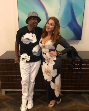 Lisa Ann Walter Instagram - This is ONE day at @comic_con 
Dream come true. 
.
Multi looks - @miss_kellyjohnson 
Hair - @dvohair 
.
Panel Look:
Jacket @reiss 
Pants @sanctuaryclothing 
Jewelry @davidyurman 

Fest Look:
Purse: @dolcegabbana 
Jewelry @melindamaria_jewelry 

EW Party:
Dress @the.significant.other 
Jewelry @rachelkatzjewelry @melindamaria_jewelry 
Purse @badgleymischka