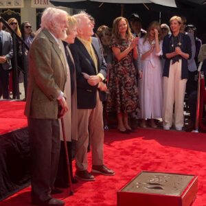 Lisa Ann Walter Instagram - Pinch me. 
I mean…She did. 
.
#Legend @itscarolburnett got her #HollywoodStar can’t believe she didn’t have it 50 years ago. 
Thanks #LauraDern and @jaymelemons for making it happen. And as always, hilarious and charming speech by @jimmykimmel