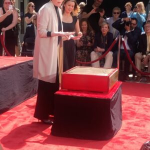 Lisa Ann Walter Instagram - Pinch me. 
I mean…She did. 
.
#Legend @itscarolburnett got her #HollywoodStar can’t believe she didn’t have it 50 years ago. 
Thanks #LauraDern and @jaymelemons for making it happen. And as always, hilarious and charming speech by @jimmykimmel