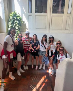 Lisa Leslie Instagram - Baby! When I say A time was had in Paris!!! Day 1 dump!! @uswnt Won Gold and then we celebrated with them!! Don’t judge us🤣🤣🤣🤣🤣 and you know me and lil bit had to join in!! @staley05 🤣🤣
