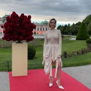 Lisa Vicari Instagram - vienna for a day with @cartier 

styling: @tomislavblaic / @acnestudios @referencestudios 
h&m: @philippverheyen @tillzettl 

@nina.rei @vivikopperschmidt ❤️