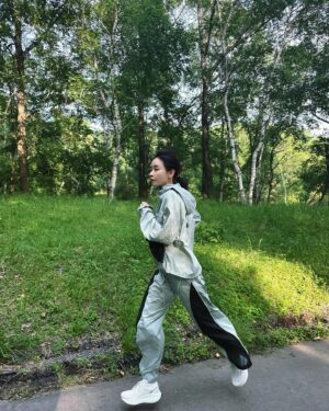Liu Yase Instagram - 🌳🏃‍♀️