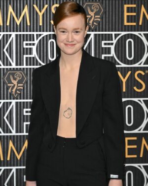 Liv Hewson Instagram - do you guys know emmy? ✨

styling- @soniayoungstyle 
tails- @moschino 
makeup- @eliemaaloufmakeup 
hair- @sheridanwardofficial