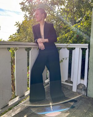 Liv Hewson Instagram - do you guys know emmy? ✨

styling- @soniayoungstyle 
tails- @moschino 
makeup- @eliemaaloufmakeup 
hair- @sheridanwardofficial