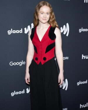Liv Hewson Instagram - thankyou @glaad for the evening and the honour!! thankyou @yellowjackets for the opportunity to be gay on television and thankyou @jasminsavoy for being gay on television with me 🥰🌈✨ 

and thankyou @eliemaaloufmakeup @sheridanwardofficial @soniayoungstyle for your beautiful work as always