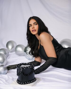 Livia Brito Pestana Instagram - Cancer baby🎂🖤

¡Hoy amanecí agradecida con la vida por un año más! Con mi familia, con mis amigos, con ustedes, con mi carrera… Gracias🖤

Happy birthday to me🎈