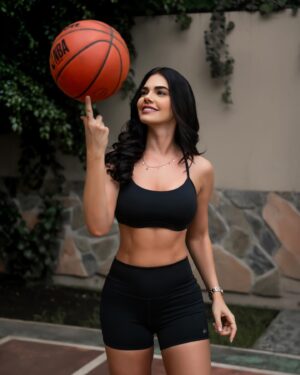 Livia Brito Pestana Instagram - “Todo lo negativo -presiones, desafíos- es una oportunidad para que me levante”. Kobe Bryant🏀

@alo @aloyoga