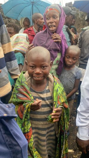 Liyah Dia Instagram - En octobre dernier j’ai eu l immense privilège de partir avec une partie des députés LFI et @jlmelenchon à l’initiative de @cm_bil , a Kinshasa au Congo pour un voyage mettant à l honneur le pays, surtout les échanges entre la France et le Congo, du point de vu éducatif, écologique, économique et également social. 

L’un des point fort du voyage a été de se rendre à Goma avec l’association @worldfoodprogramme (PAM) dont le siège se situe à Kin, accompagnée de @cm_bil et @arnaudlegall95 je voulais absolument faire partie du voyage pour constater et pouvoir rapporter au monde l ampleur des conflits et de l’inhumanité des camps de Goma ..
Je le fais à un moment encore plus important car plusieurs mois après ce voyage rien n’a changé et la situation s est même empirée ! 
Les conflits se sont amplifiés, et aucun gros média n en parle, la vie de centaines de milliers de réfugiés est en péril, ils vivent dans des conditions qui ne sont même pas descriptibles, j’ai vu la souffrance dans les yeux des enfants, dans ceux de leurs mamans, ceux qui n en n avaient plus.. 

Nous sommes obligés de tirer la sonnette d alarme, et de faire réagir les commissions internationales de ce massacre de population, de cet exode rurale, et de cette inhumanité. 
Prenons conscience que avec notre voix nous pouvons faire bouger les choses, parlons et continuons de nous indigner face à ses injustices, nos plateformes sont faites pour ça. 
Et en regardant l ampleur de la situation, faisons le maximum que nous pouvons, postons, repartageons, et faire des dons (je vous mettrai dans mes stories à la une d’autres plus petites associations qui agissent aussi directement sur place).

Ce voyage à Goma m’a changé, m a beaucoup appris sur moi même, je ne serai plus jamais la même. 
Stop le massacre à Goma, stop aux camps, stop à l inhumanité, stop aux voix qui ne s élèvent pas pour le Congo, nous devons dire stop ! 

Un immense Merci encore au WFP pour son travail quotidien sur place dans les camps, donnons leur de la force, et aux députés LFI qui ont fait parti de ce déplacement, ainsi qu à Carlos, qui a porté son indignation et sa voix jusqu’au bout et jusqu’à l assemblée 👏🏽

(Partie 2)