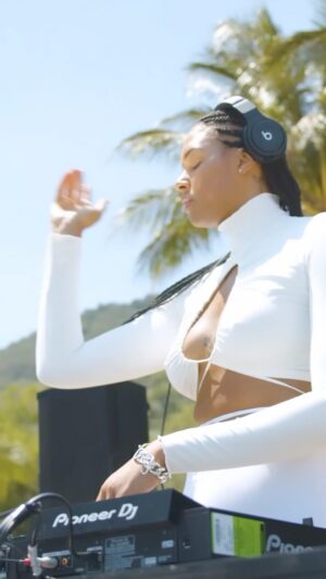 Liz Cambage Instagram - WE LIVE ON YOUTUBE BABY! 
I was lucky enough to end my 2020 back home in one of the most beautiful places in the world, Cairns Australia. Thank you to the Queensland Government and @thrivepr for making this happen. This set is so special to me as I was raised by these waves. Australia I miss you and love you so much!! 🌞🏝💘

link in bio xx