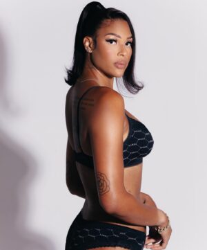 Liz Cambage Instagram - lookin like a doll, BUT YOU CANT PLAY ME

@savagexfenty 
#savagexambassador