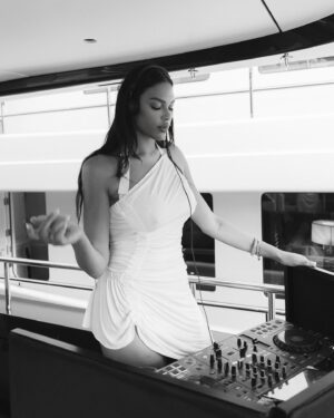 Liz Cambage Instagram - thank you @bureau.of.innovation and @agenxyuniverse for having me onboard for the wildest weekend 🏎️❣️🏁