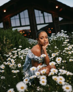 Liza Koshy Instagram - Desi Girl • Popped up like a daisy in Aspen with the @diorbeauty @dior family 🤍
