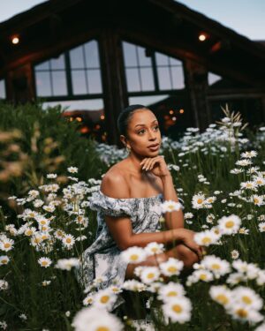 Liza Koshy Instagram - Desi Girl • Popped up like a daisy in Aspen with the @diorbeauty @dior family 🤍