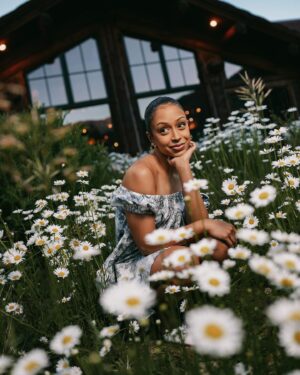 Liza Koshy Instagram - Desi Girl • Popped up like a daisy in Aspen with the @diorbeauty @dior family 🤍