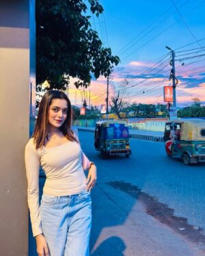 Liza Sarkar Instagram - Evening in 🦋

#barrackpore 📍