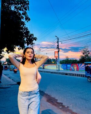 Liza Sarkar Instagram - Evening in 🦋

#barrackpore 📍