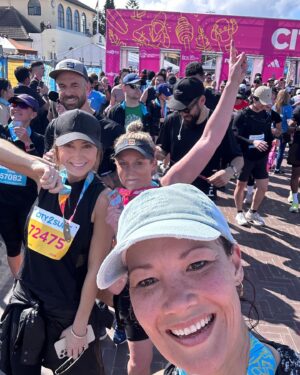 Lizzy Hoo Instagram - Woweee what a day. We are in our raygun era!! 🏃‍♀️ #city2surf