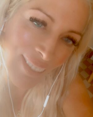 Loana Petrucciani Instagram - Sourire à la vie 💞💞💞💞 💕 💖 loana #beauty ##frenchgirl #miroir #naturalmakeup #loveyou #influenceuse #romantic #women #selfie #love #heart #sweet #friends #blondebombshell  #love #heart #sweet #friends #blondebombshell #Ma merveille 🐶: TITI 🩷❤️❤️🧡💛💚 ❤️ ❤️🫶🫶🫶🥰🥰. L’amour de ma vie gros bisous #picoftheday #pictureoftheday #portrait #loana #beauty #celebrity #frenchgirl #miroir #naturalmakeup #loveyou #influenceuse #romantic #women #selfie #love #heart #sweet #friends #blondebombshell #lovemylife #amour #amourinconditionnel #amourdemavie❤️ 💕