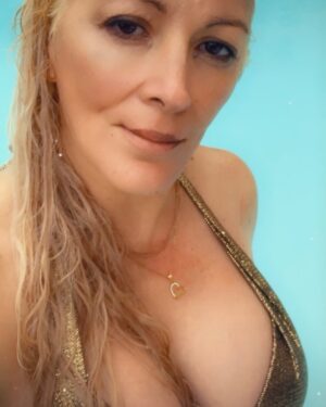 Loana Petrucciani Instagram - Bisous mouillées mes loulous 😝 trop heureuse !!!!!💝💖🩷❤️❤️🧡💛💚🖤🖤🖤💜💙💙🩵🩵❤️‍🩹💖💖 ✨🌺🌺 💕 💖 loana #beauty ##frenchgirl #miroir #naturalmakeup #loveyou #influenceuse #romantic #women #selfie #love #heart #sweet #friends #blondebombshell  #love #heart #sweet #friends #blondebombshell #Ma merveille 🐶: TITI 🩷❤️❤️🧡💛💚 ❤️ ❤️🫶🫶🫶🥰🥰. L’amour de ma vie gros bisous #picoftheday #pictureoftheday #portrait #loana #beauty #celebrity #frenchgirl #miroir #naturalmakeup #loveyou #influenceuse #romantic #women #selfie #love #heart #sweet #friends #blondebombshell #chienchinoisacrete #lovemydog #lovemylife #amour #amourinconditionnel #amourdemavie❤️ 💕