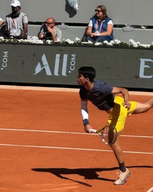 Logan Lerman Instagram - Merci @lacoste x @rolandgarros for making my unhealthy obsession with tennis even worse. Incredible wins for @carlitosalcarazz and @iga.swiatek 🏆 Carlitossssss!!!!!! 🇪🇸