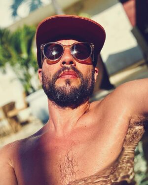 Logan Marshall-Green Instagram - sola beuna onda 
@ellagarto75