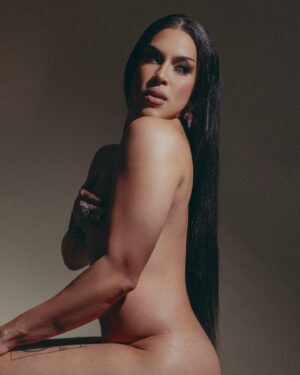 Lolita Banana Instagram - We are all born naked and the rest is… 🌈✨

Celebremos nuestros colores todo el año. 🤍

📸: @juanbautizta 🤍
💎: @bijoutier.nicolasdeschaux ✨
💇🏽‍♀️: @ignaciopereda
